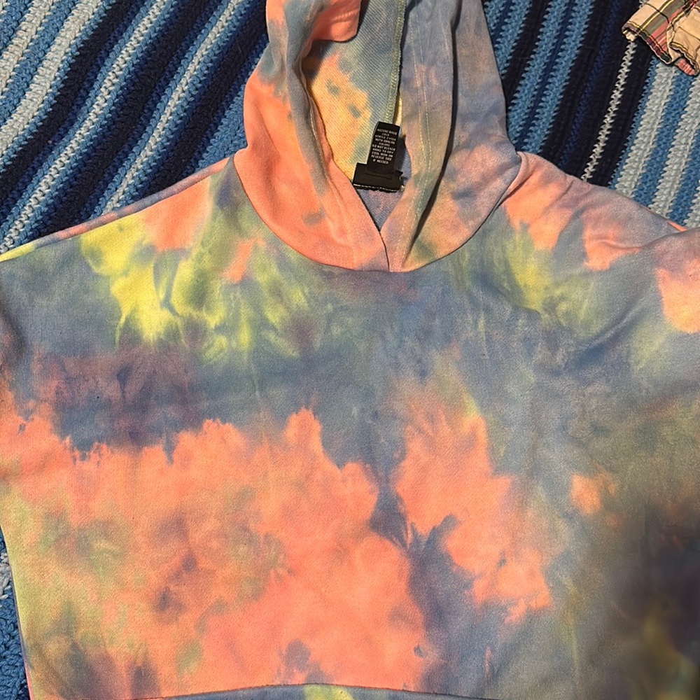 Long sleeve rue 21 tie-dye crop top